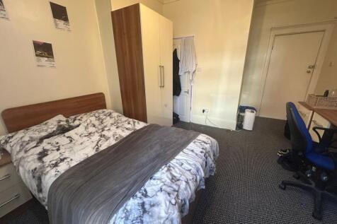 A well-maintained double bedroom featuring a sp...