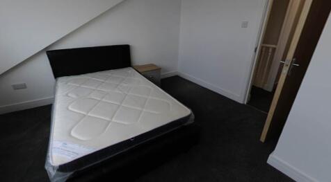 A well-maintained double bedroom featuring a co...