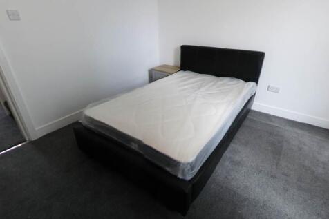 A well-maintained double bedroom featuring a co...