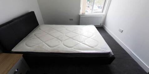 A well-maintained double bedroom featuring a co...