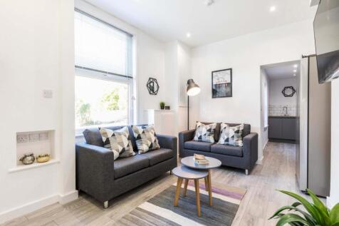 Bright and welcoming contemporary living room w...