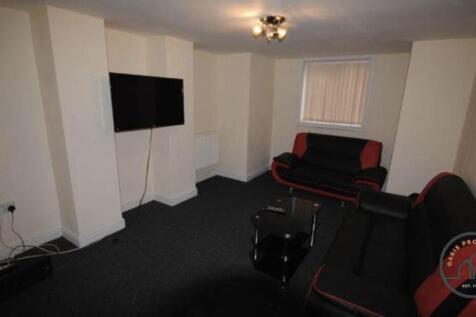 A cozy and neatly maintained living room featur...