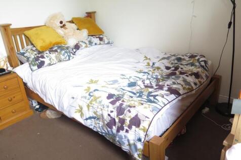 A cozy double bedroom featuring a comfortable b...