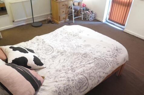 A spacious and neatly maintained double bedroom...