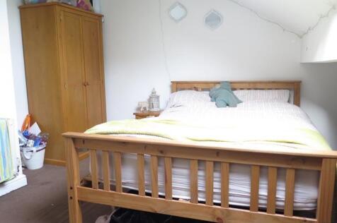 A cozy double bedroom featuring a comfortable b...