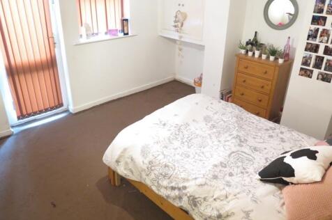 A cozy bedroom featuring a double bed with a pa...