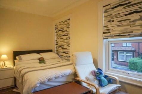 A cozy double bedroom featuring a comfortable b...