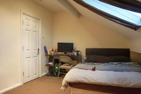 A cozy bedroom featuring a double bed with a si...