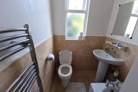 Bright and tidy bathroom with aWC, sink, and wi...