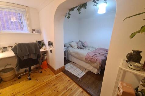 A cozy and well-maintained double bedroom featu...