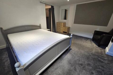 A spacious, well-maintained double bedroom feat...