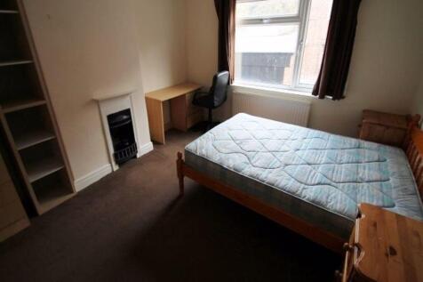A cozy bedroom featuring a double bed, a window...