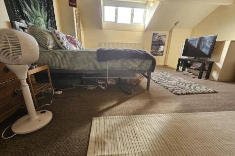 A cozy double bedroom featuring a comfortable b...