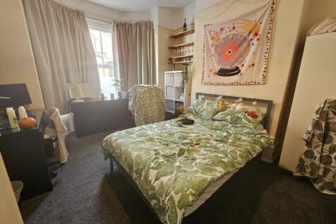 A cozy double bedroom featuring a comfortable d...