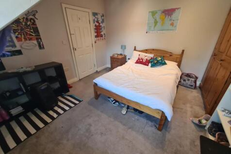 A cozy and well-maintained double bedroom featu...