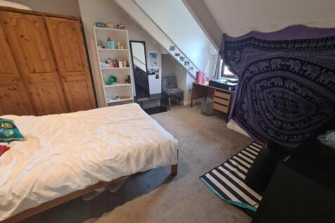 A cozy double bedroom featuring a comfortable b...