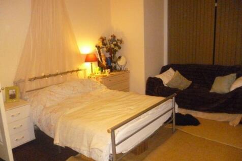 A cozy bedroom featuring a double bed with a si...