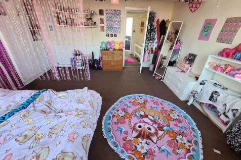 Bright and cheerful bedroom with a playful, col...