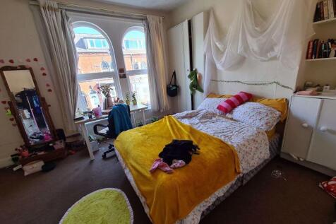 A cozy double bedroom featuring a comfortable b...