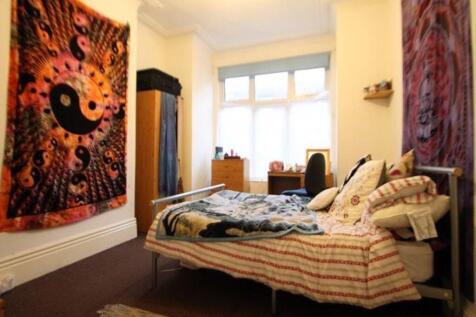 A cozy double bedroom featuring a comfortable b...