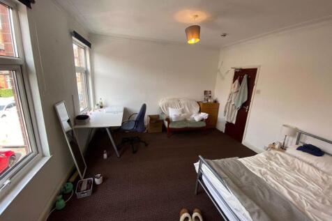 Bright and well-lit double bedroom featuring a ...