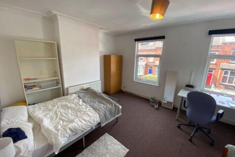 A cozy double bedroom featuring a comfortable d...