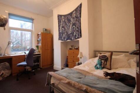 A cozy double bedroom featuring a comfortable d...