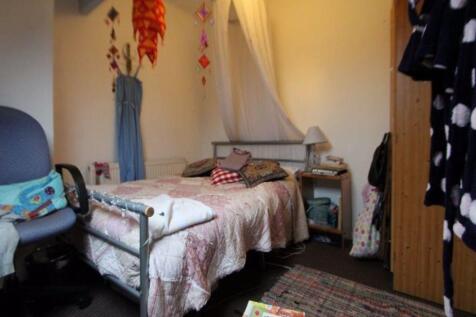 A cozy double bedroom featuring a comfortable d...