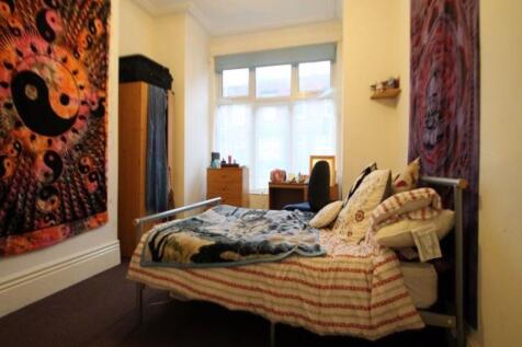 Cozy double bedroom featuring a comfortable dou...