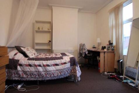 A cozy double bedroom featuring a neatly made b...