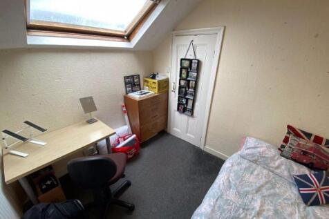 A compact and tidy single bedroom featuring a s...