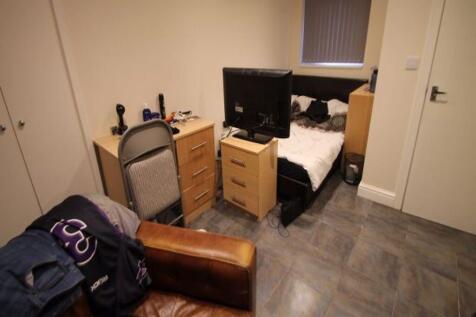 Cozy double bedroom featuring a comfortable dou...