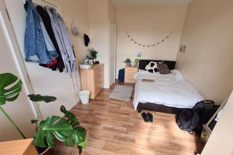 A cozy and well-maintained single bedroom featu...