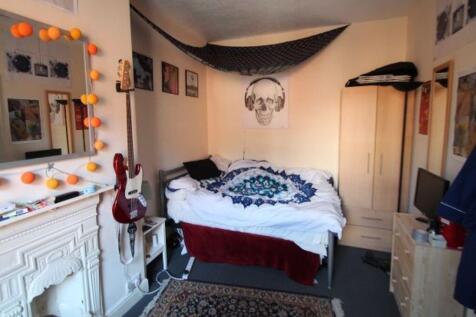 A spacious and attractively decorated master be...