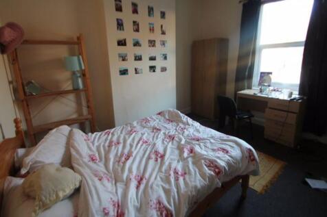 A cozy bedroom featuring a comfortable double b...