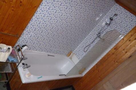 A spacious and well-maintained bathroom featuri...