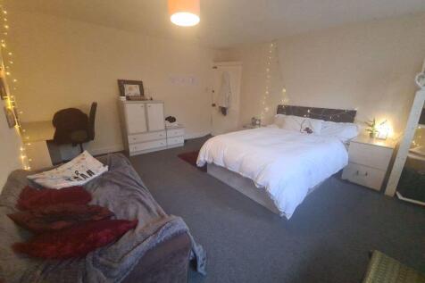 A spacious and well-presented master bedroom fe...