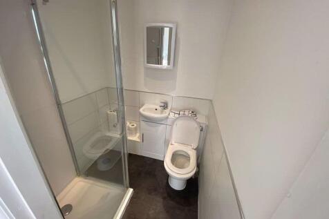 A clean and functional bathroom with a large ba...