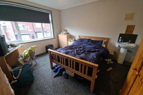 A cozy double bedroom featuring a comfortable b...