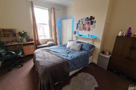 A cozy double bedroom featuring a comfortable b...