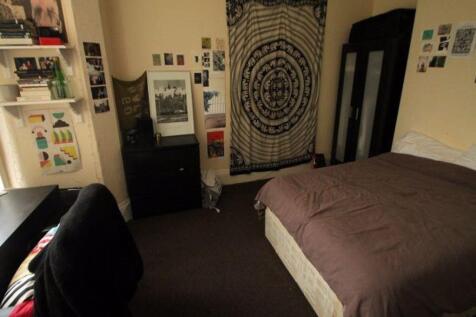 A cozy bedroom featuring a comfortable double b...