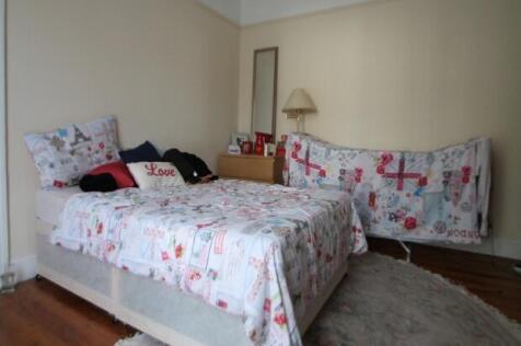 A bright and inviting double bedroom featuring ...