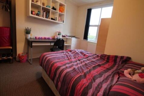 A bright and comfortable double bedroom featuri...