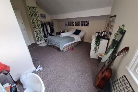 Spacious bedroom featuring a double bed with am...