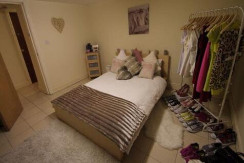 A well-presented double bedroom featuring a com...