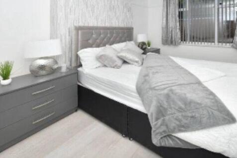 Bright and well-presented double bedroom featur...