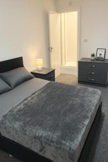 Well-presented double bedroom with a comfy doub...