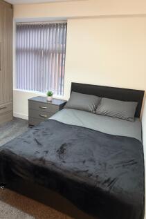 Bright, tidy bedroom with a comfortable double ...