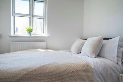 Bright and inviting double bedroom with crisp w...