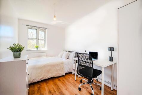 Bright and inviting single bedroom with a comfo...